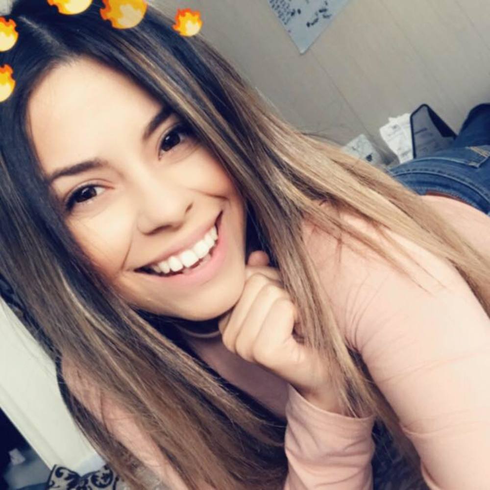 Meet your Posher, Sintia